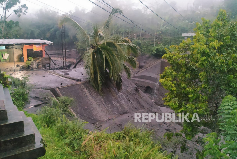 Banjir lahar hujan Gunung Semeru di Pronojiwo, Lumajang, Jawa Timur, Jumat (7/7/2023). Banjir lahar hujan Gunung Semeru tersebut menyebabkan sejumlah jembatan putus dan mengakibatkan akses Lumajang-Malang terputus.  