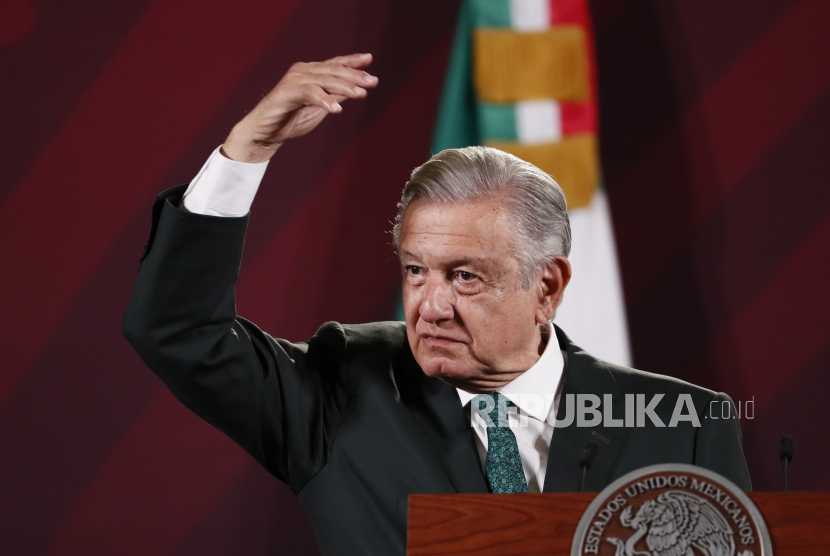 Presiden Meksiko Andres Manuel Lopez Obrador mengatakan ia positif Covid-19 untuk ketiga kalinya. Meski tidak mengalami gejala berat tapi ia akan mengambil cuti beberapa hari.