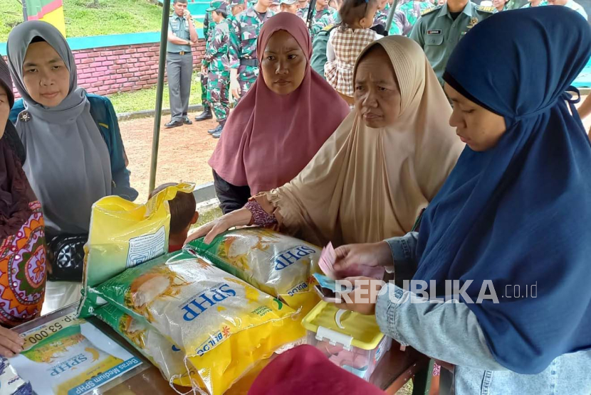 Sejumlah warga antusias mendatangi stan Bulog yang menjual beras Stabilisasi Pasokan dan Harga Pangan (SPHP) (Ilustrasi)