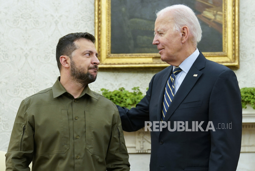 Presiden Joe Biden bertemu dengan Presiden Ukraina Volodymyr Zelenskyy di Ruang Oval Gedung Putih, Kamis, (21/9/2023), di Washington.