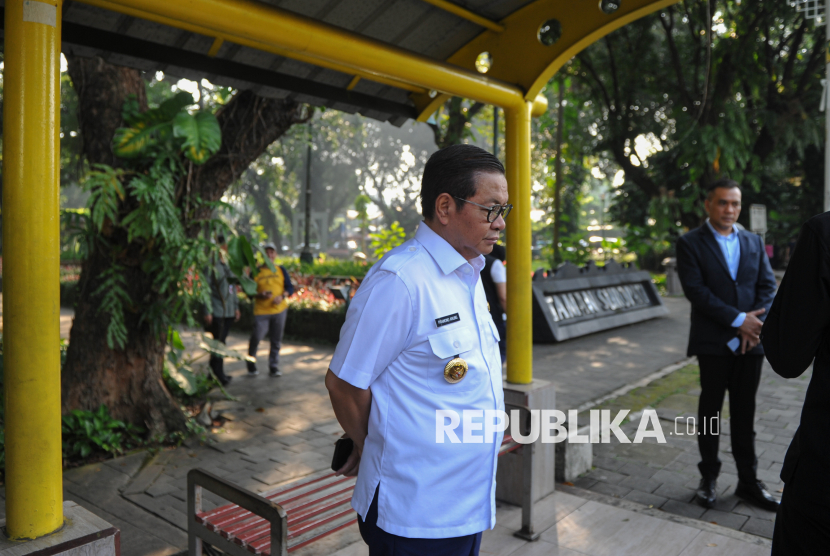 Gubernur DKI Jakarta Pramono Anung saat menunggu bus Transjakarta di Halte Taman Suropati, Jakarta, Rabu (30/4/2025). Pemerintah Provinsi DKI Jakarta resmi menerapkan aturan yang mewajibkan seluruh Aparatur Sipil Negara (ASN) di lingkungan Pemprov untuk menggunakan transportasi umum setiap hari Rabu. Kebijakan ini diatur dalam Intruksi Gubernur (Ingub) DKI Jakarta Nomor 6 Tahun 2025 yang ditandatangani oleh Gubernur DKI Jakarta, Pramono Anung pada 23 April 2025. Pemberlakuan aturan tersebut merupakan bagian dari upaya Pemprov DKI Jakarta untuk mengurangi kemacetan sekaligus menekan emisi gas di Jakarta. Selain itu, diharapkan mampu mendorong masyarakat untuk menggunakan transportasi umum sebagai kendaraan sehari-hari.
