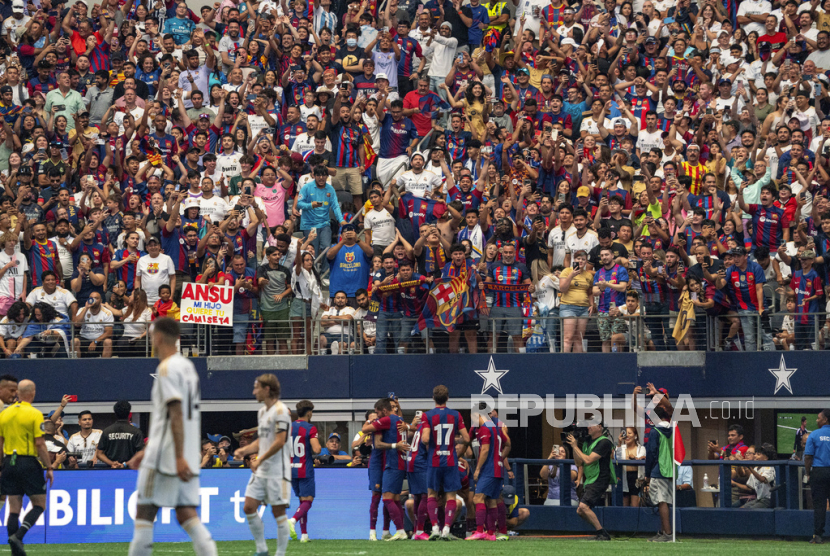 Para pemain Barcelona merayakan gol di depan pendukung mereka di AS.