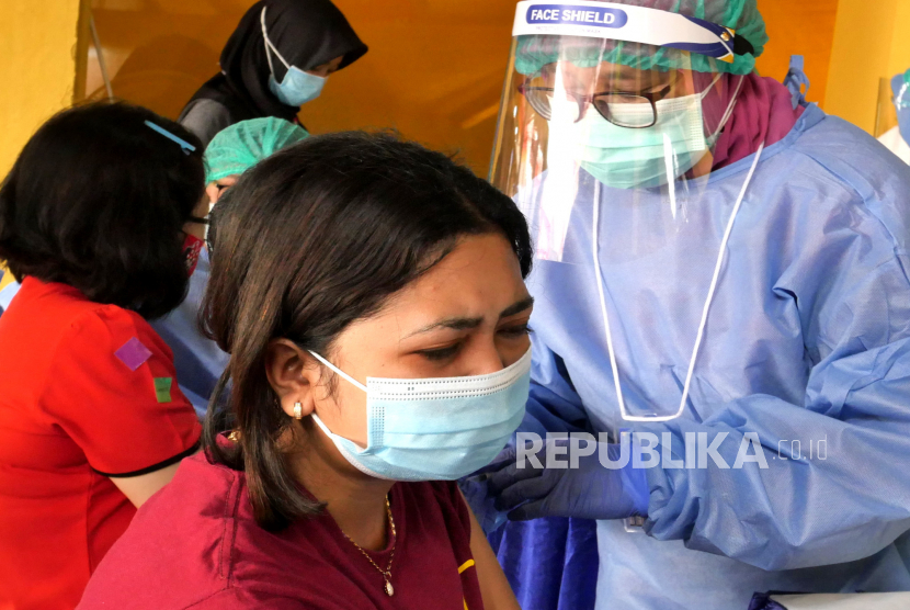 Pedagang mengikuti vaksininasi Covid-19 massal di Pasar Beringharjo, Yogyakarta, Kamis (4/3). Program vaksinasi tahap ke dua di Yogyakarta hingga hari ke tiga belum memenuhi target. Persentase keikutsertaan penyuntikan vaksin Covid-19 sekitar 71 persen dari sasaran.