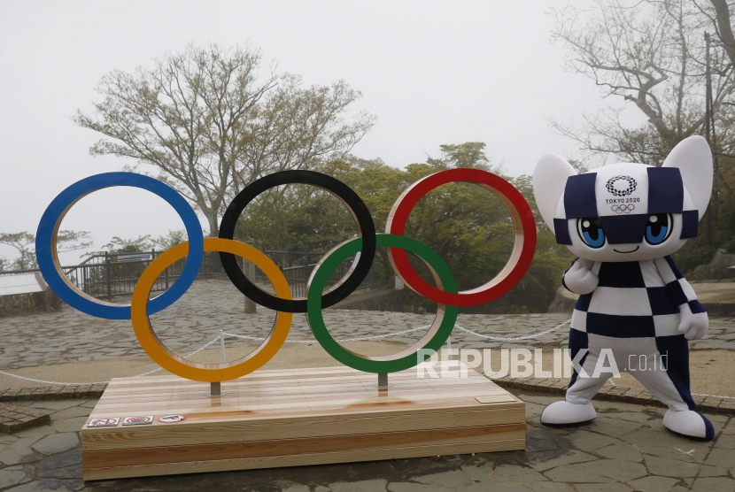 Maskot Olimpiade Tokyo 2020 Miraitowa berpose dengan tampilan Simbol Olimpiade setelah upacara pembukaan simbol di Gn. Takao di Hachioji, Jepang, 14 April 14, 2021, untuk menandai 100 hari sebelum dimulainya Olimpiade Tokyo 2020.