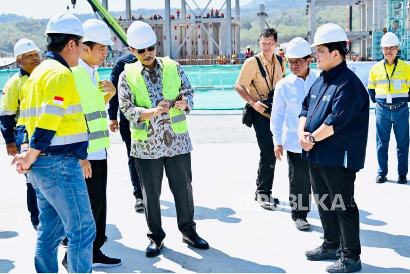 Presiden Joko Widodo bersama Menko Marves Luhut B Pandjaitan dan rombongan meninjau pabrik smelter. 
