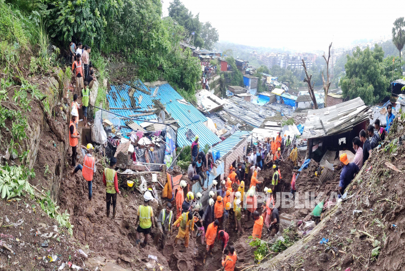 Personel Pasukan Tanggap Bencana Nasional (NDRF) beroperasi selama operasi penyelamatan setelah tanah longsor di daerah kumuh Bharat Nagar di Chembur, Mumbai, India, 18 Juli 2021. 