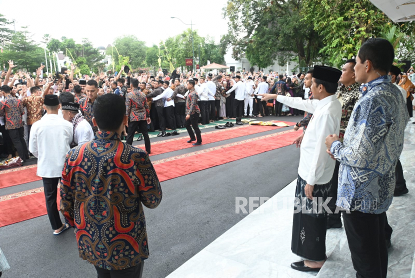 Presiden Jokowi dan Iriana melakukan salat Idul Adha di halaman Istana Kepresidenan Yogyakarta, Kamis (29/6/2023). Presiden Jokowi menikmati malam di Malioboro Yogyakarta sambil dengar Ojo Dibandingke