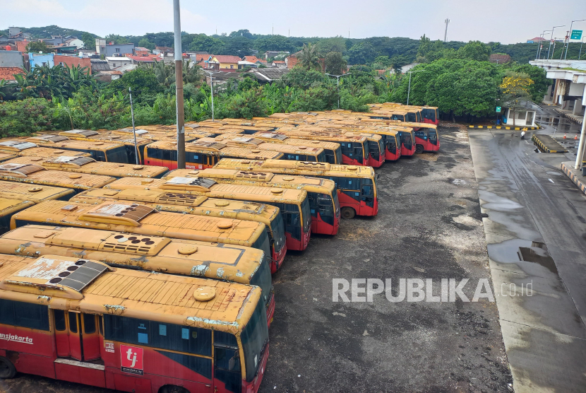 Kondisi puluhan bus bekas Transjakarta di Terminal Pulogebang, Jakarta Timur, Kamis (23/5/2024).