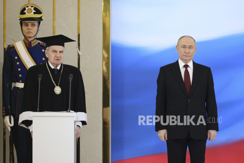 Presiden Rusia Vladimir Putin dan Ketua Mahkamah Konstitusi Rusia Valery Zorkin menghadiri upacara pelantikan di Istana Grand Kremlin di Moskow, Rusia, Selasa, (7/5/2024).