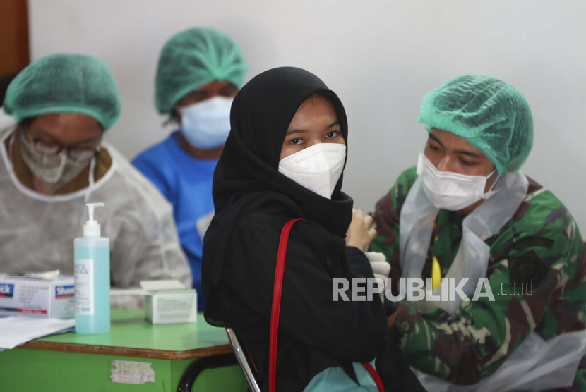 Seorang remaja menerima suntikan vaksin Sinovac untuk COVID-19 selama kampanye vaksinasi di Jakarta, Indonesia, Senin, 12 Juli 2021.