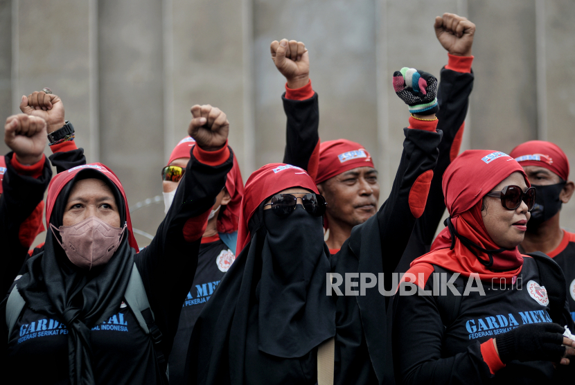 Massa dari elemen serikat buruh saat menggelar aksi unjuk rasa di depan Komplek DPR RI, Jakarta, pada Juni lalu. Partai Buruh berencana mendaftarkan diri menjadi peserta pemilu pada 14 Agustus mendatang. (ilustrasi)