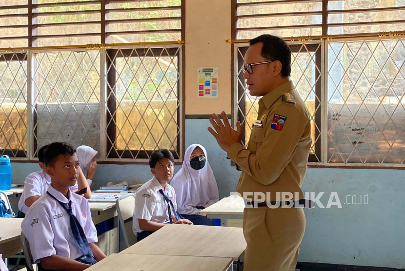 Wali Kota Bogor, Bima Arya Sugiarto, meninjau kegiatan belajar mengajar di SMPN 8 Bogor dan memastikan tidak ada praktik pungutan liar di sekolah, Senin (7/8/2023). 