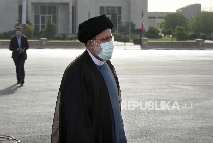 Presiden Iran Ebrahim Raisi meninggalkan bandara Mehrabad Teheran untuk perjalanan ke Oman, Senin, 23 Mei 2022. Korps Pengawal Revolusi Islam (IRGC) Iran mengklaim bahwa Israel berencana untuk membunuh Presiden Iran Ibrahim Raisi, dan pejabat senior lainnya. 