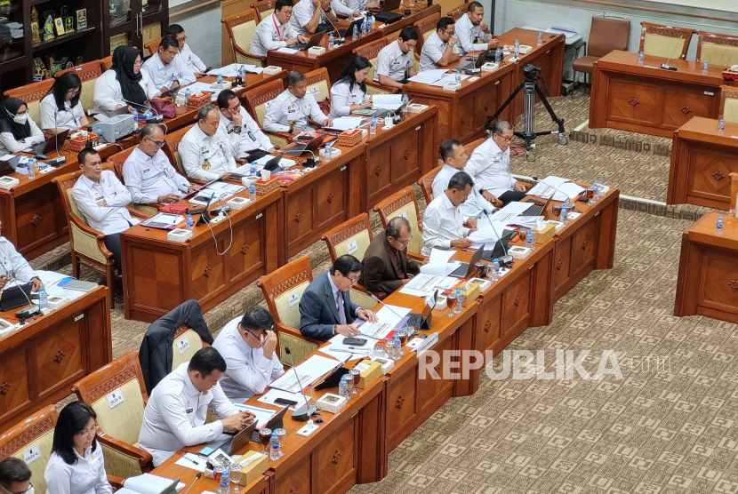 Menteri Hukum dan HAM (Menkumham) Yasonna H Laoly bersama Wamenkumham Edward Omar Sharif Hiariej hadir dalam rapat kerja bersama Komisi III DPR, di Kompleks Parlemen, Jakarta, Selasa (21/11/2023). 