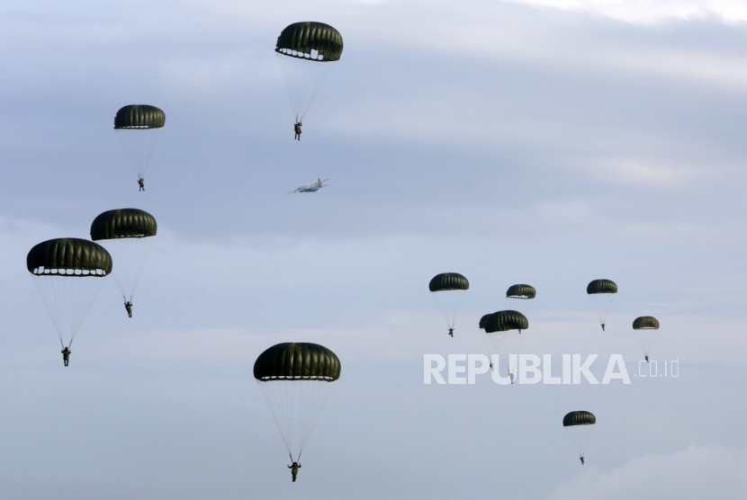 Penerjun payung terjun dari pesawat militer saat latihan lompat di Pangkalan Militer Sultan Iskandar Muda di Blang Bintang, Aceh Besar, Indonesia, 15 Februari 2022. TNI AU secara rutin melakukan penyegaran pasukan terjun payung untuk meningkatkan kemampuan prajurit TNI AU. (Ilustrasi)