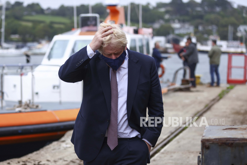  Perdana Menteri Inggris Boris Johnson tiba untuk mengunjungi bengkel Scott Woyka, menjelang KTT G7, di Falmouth, Cornwall, Inggris, Kamis, 10 Juni 2021.