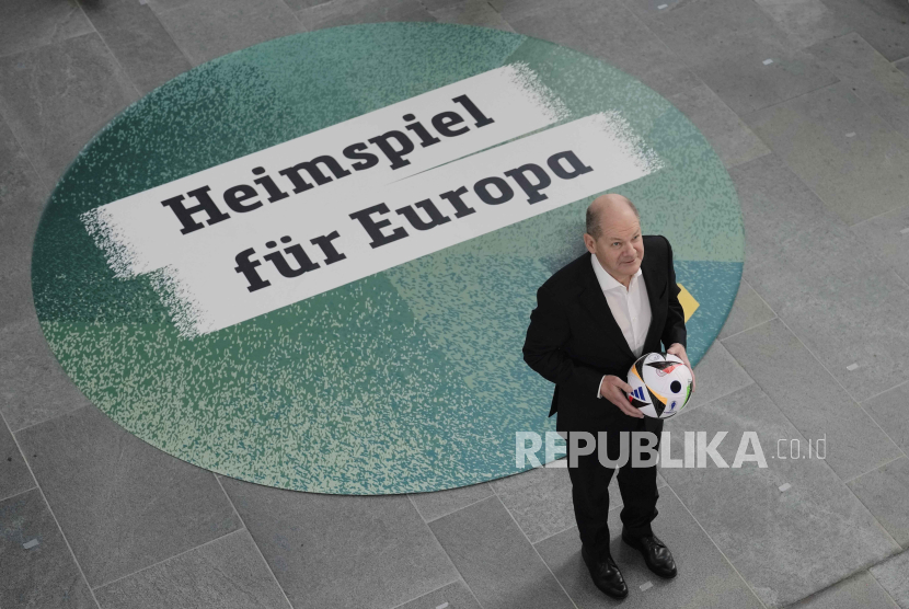Kanselir Jerman Olaf Scholz, depan, berfoto di kantor kanselir di Berlin, Rabu, (6/3/2024), 100 hari menjelang dimulainya kejuaraan sepak bola Euro 2024.