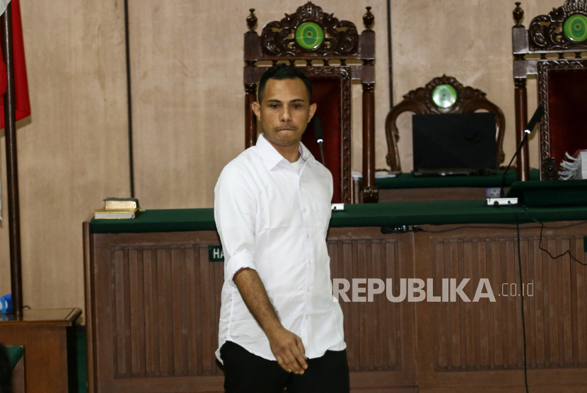 Terdakwa kasus penyiraman air keras kepada penyidik KPK Novel Baswedan, Ronny Bugis bersiap menjalani sidang dakwaan di Pengadilan Negeri Jakarta Utara, Jakarta, Kamis (19/3/2020). 