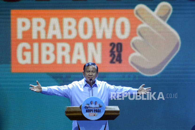 Calon presiden nomor urut 2 Prabowo Subianto menyampaikan pidato politiknya saat konsolidasi relawan Posko Pemilih Prabowo-Gibran (Kopi Pagi) di Sentul International Convention Center, Kabupaten Bogor, Jawa Barat, Sabtu (16/12/2023). Konsolidasi yang diikuti 10 ribu relawan dari Jakarta dan Jawa Barat tersebut untuk pemenangan pasangan Capres dan Cawapres nomor urut 2 Prabowo-Gibran pada Pemilu 2024. ANTARA FOTO/Yulius Satria Wijaya/rwa.