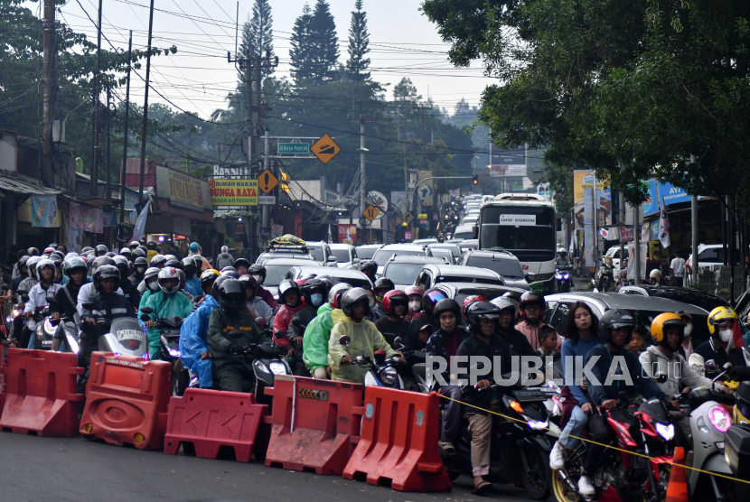 Sejumlah kendaraan melintas di jalan raya Puncak, Megamendung, Kabupaten Bogor. Pemkab Bogor meningkatkan target kunjungan wisatawan pada 2024 menjadi 12 juta.