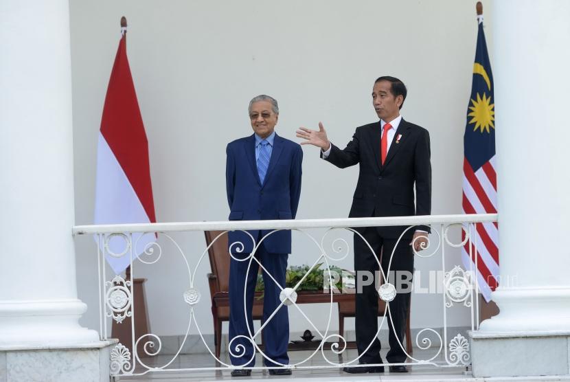 Presiden Kunjungan PM Malaysia. Presiden Joko Widodo (kanan) bersama PM Malaysia Mahathir Mohamad saat veranda talk pada kunjungan kenegaraan di Istana Bogor, Jawa Barat, Jumat (29/6).