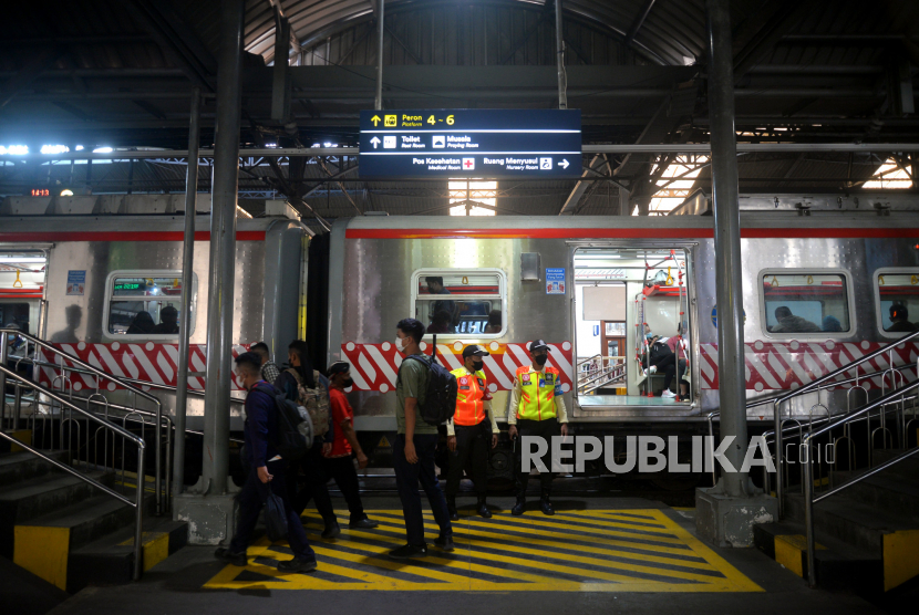 KRL Commuter Line Jogja-Solo menunggu pemberangkatan di Stasiun Yogyakarta.
