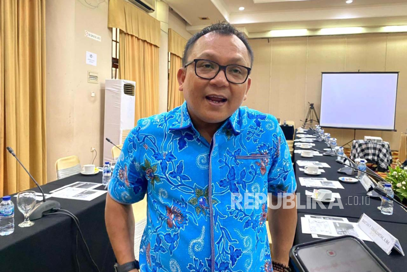 Sekretaris DPD Partai Golkar DKI Jakarta Basri Baco saat diwawancarai di kawasan Puncak, Bogor, Jumat (26/4/2024). 