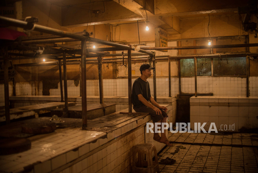 Sejumlah pedagang daging sapi beraktivitas di los daging saat aksi mogok jualan di pasar tradisional Pasar Minggu, Jakarta, Rabu (20/1). Aksi mogok tersebut serentak dilakukan pedagang daging sapi di kawasan Jakarta, Bogor, Depok, Tangerang, dan Bekasi (Jabodetabek) mulai Rabu (20/1) hingga Jumat (22/1)  sebagai bentuk protes imbas dari melonjaknya harga daging sapi mencapai Rp.130 ribu per kilogram. Republika/Thoudy Badai.