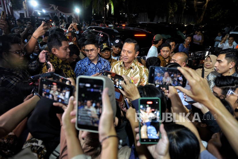 Menteri Agraria dan Tata Ruang /Kepala Badan Pertanahana Nasional Agus Harimurti Yudhoyono atau AHY menjawab pertanyaan jurnalis saat tiba di kediaman Prabowo Subianto di Jalan Kertanegara IV, Jakarta, Rabu (20/3/2024). AHY hadir di kediaman Prabowo dalam rangka acara buka puasa bersama dan menyambut pengumuman hasil Pemilu 2024 oleh KPU RI.