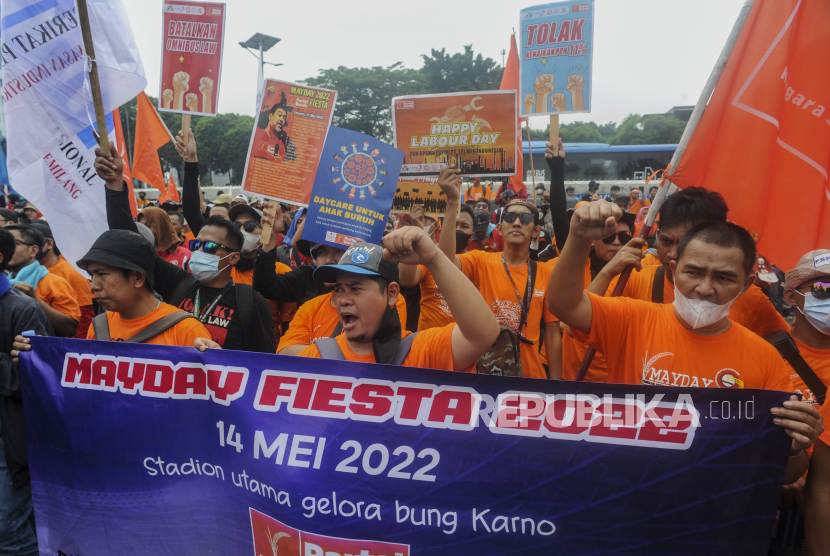 Sejumlah massa buruh saat melaksanakan aksi di depan Gedung DPR, Jakarta, Sabtu (14/5/2022). Dalam aksi yang merupakan rangkaian peringatan Hari Buruh Sedunia tersebut mereka menyuarakan 18 tuntutan salah satunya menolak Omnibus Law UU Cipta Kerja. Republika/Putra M. Akbar