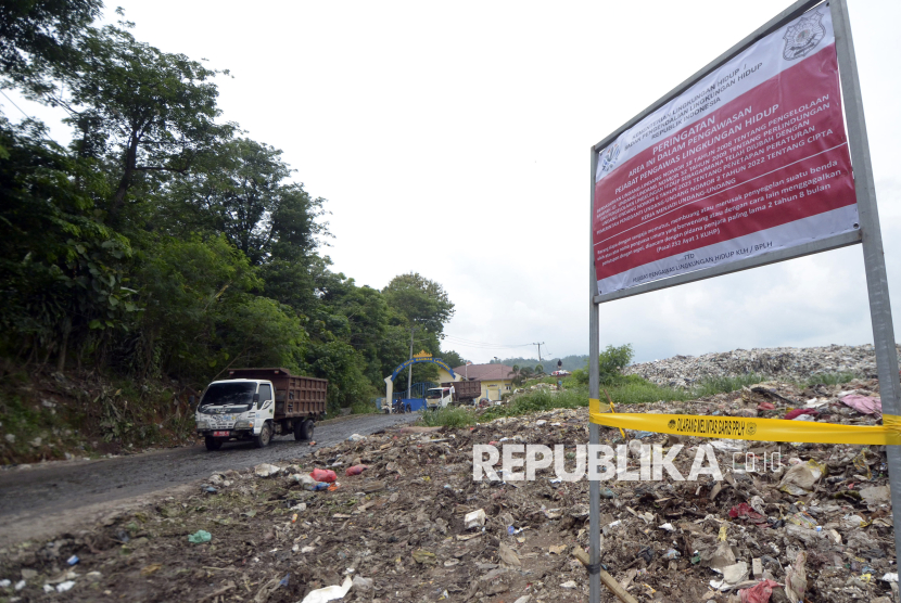 Truk pengangkut sampah melintas di dekat tempat pembuangan akhir (TPA) yang telah disegel di Telukbetung Timur, Bandar Lampung, Lampung, Ahad (29/12/2024). Kementerian Lingkungan Hidup dan Badan Pengendalian Lingkungan Hidup (BPLH) menyegel TPA Bakung karena telah mencemari lingkungan dan melanggar prinsip pengelolaan sampah yang diatur dalam Undang-Undang Nomor 18 Tahun 2008 tentang Perlindungan dan Pengelolaan Lingkungan Hidup.