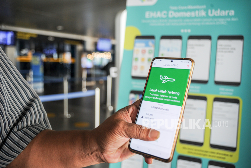 Calon penumpang menunjukkan electronic-Health Alert Card (e-HAC) yang telah diisi di Bandara Husein Sastranegara, Bandung (ilustrasi)