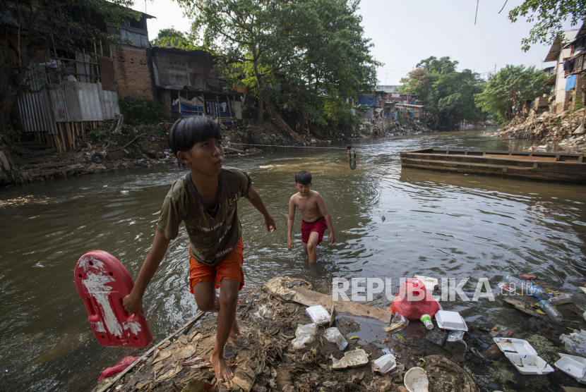 Sejumlah bocah bermain di permukiman kumuh tepi Sungai Ciliwung, Kampung Melayu, Jakarta.