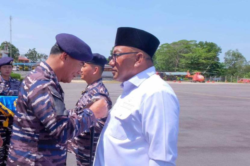Wali Kota Tanjungpinang Terima Brevet Kehormatan dari TNI AL