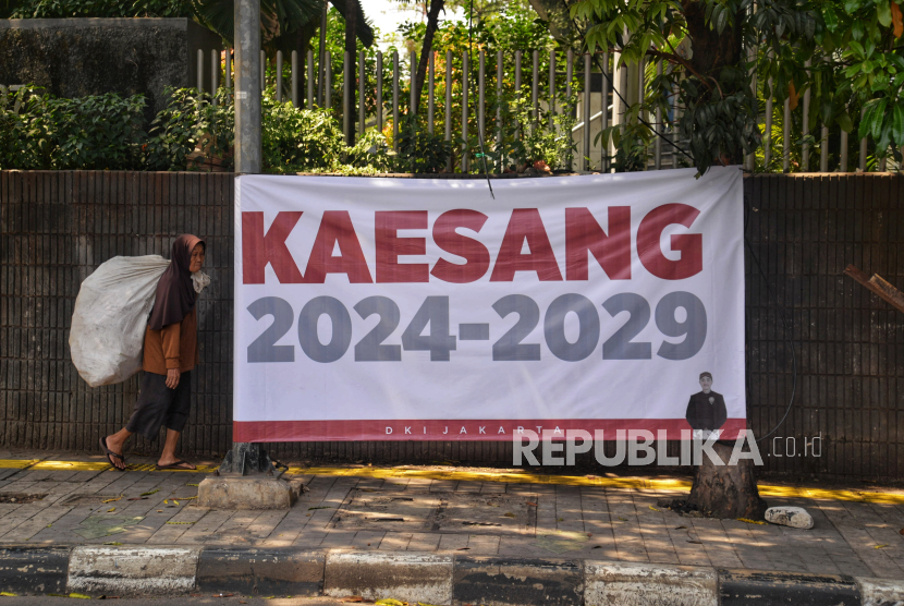 Pejalan kaki melintas didekat spanduk Kaesang 2024-2029 di Kawasan Mampang, Jakarta, Jumat (9/8/2024). Spanduk bertuliskan Kaesang 2024-2029 bermunculan di beberapa beberapa titik sudut Jakarta. Spanduk ini pun dikaitkan sebagai bentuk dukungan kepada Kaesang untuk maju dalam kontestasi pilgub Jakarta 2024. Nama Kaesang pun disebut-sebut  berpotensi menjadi pasangan Ridwan Kamil di Pilgub Jakarta mendatang.