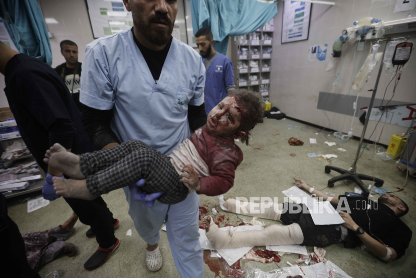 Seorang anak Palestina yang terluka akibat pemboman Israel di Jalur Gaza dirawat di Khan Younis pada Jumat (8/12/2023).