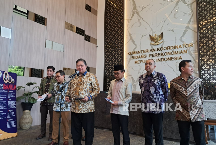 Menteri Koordinator Bidang Perekonomian Airlangga Hartarto menggelar Halal Bihalal di kantornya, Selasa (16/4/2024).