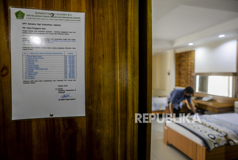 Petugas merapikan tempat tidur untuk jamaah umrah di Asrama Haji Pondok Gede, Jakarta, Rabu (1/12). Kementerian Agama menyiapkan Asrama Haji Pondok Gede sebagai tempat karantina jamaah umrah dan akan menerapkan kebijakan satu pintu pemberangkatan jamaah. Republika/Putra M. Akbar