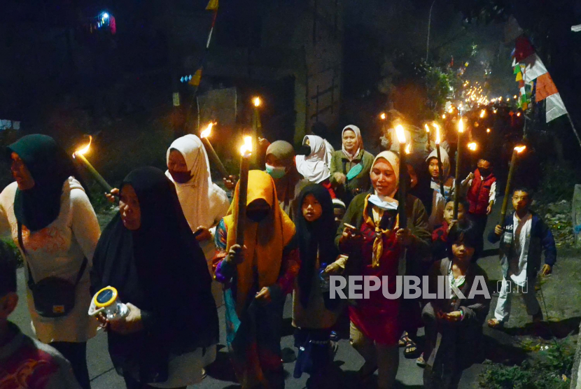 Warga melakukan pawai obor menyambut Tahun Baru Islam 1 Muharam 1444 H di Ciumbuleuit Atas, Kota Bandung, Jumat (29/7) malam. Tahun Baru Islam, Pemkab Kuningan Gelar Istigatsah dan Tabligh Akbar