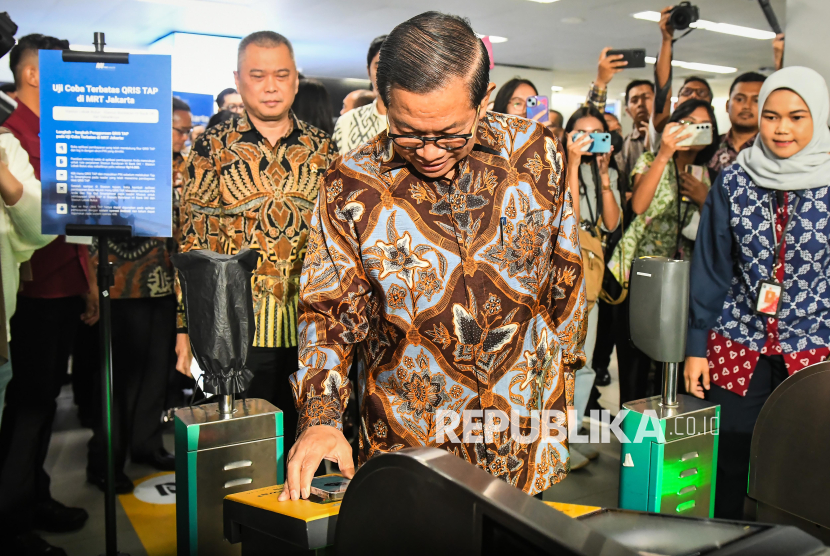 Gubernur DKI Jakarta Pramono Anung menempelkan ponselnya ke mesin pemindai untuk membayar kereta Moda Raya Terpadu (MRT) di Stasiun MRT Bundaran HI, Jakarta, Jumat (14/3/2025). Bank Indonesia meluncurkan layanan pembayaran QRIS Tap berbasis Near Field Communication (NFC) yang memungkinkan pengguna cukup menempelkan ponsel ke mesin pemindai saat membayar belanja, KRL dan MRT sebagai inovasi untuk semakin mempermudah pembayaran digital. 