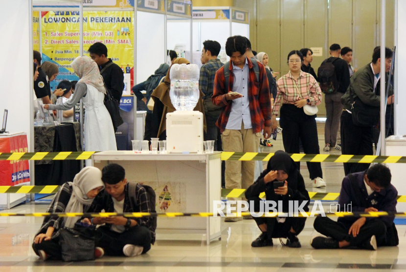 Para pencari kerja mendatangi Job Fair 2025 (ilustrasi). Di tengah ketatnya persaingan kerja, memiliki CV (curriculum vitae) yang menarik dinilai sangat penting.