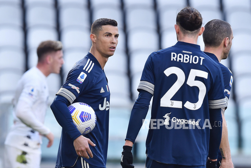 Cristiano Ronaldo (kiri) bereaksi saat pertandingan sepak bola Serie A Italia antara Juventus FC dan Benevento Calcio di Turin, Italia, Ahad (21/2).