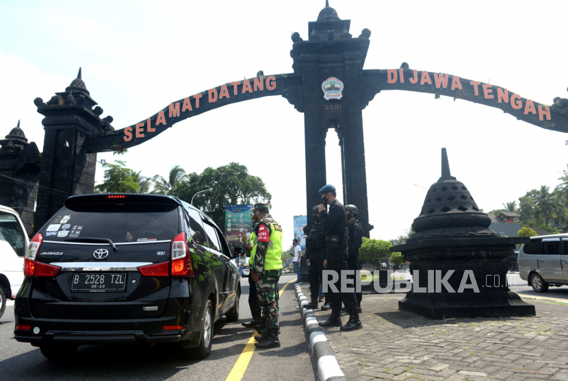 Aparat gabungan melakukan penyekatan kendaraan mudik lebaran 2021 di perbatasan DIY-Jateng, Salam, Magelang, Jawa Tengah, Kamis (6/5). (Ilustrasi)