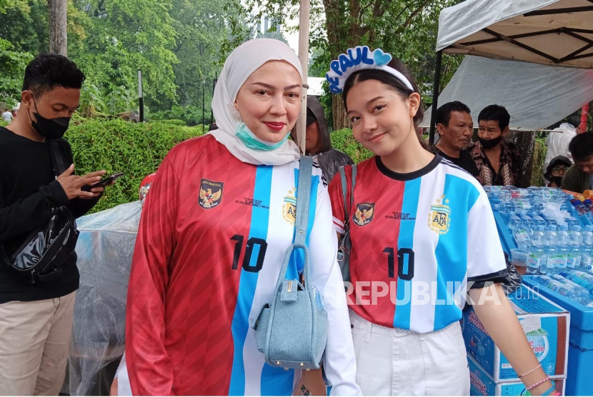 Suporter wanita pertandingan Indonesia Vs Argentina di Kawasan GBK, Senayan, Jakarta, Senin (19/6/2023).