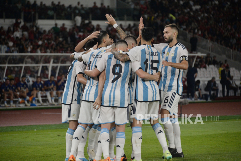 Pemain timnas Argentina melakukan selebrasi seusai mencetak gol ke gawang Indonesia di Stadion Gelora Bung Karno, Senayan, Jakarta, Senin (19/6/2023). Pada pertandingan itu Argentina mengalahkan Indonesia dengan skor 2-0.