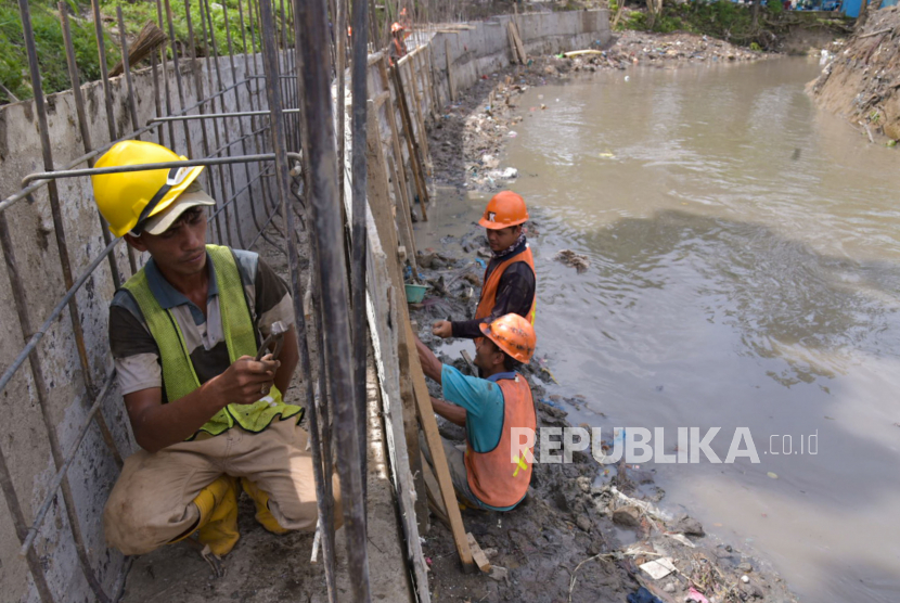 Pekerja menyelesaikan proyek normalisasi sungai Babura di Medan, Sumatera Utara untuk mengatasi banjir yang kerap melanda Kota Medan