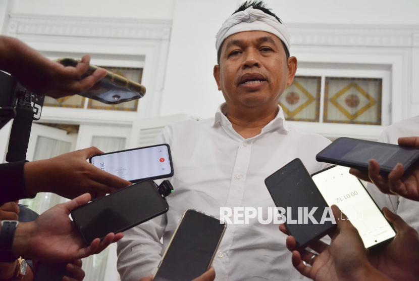 Gubernur Jawa Barat (Jabar) terpilih Dedi Mulyadi diwawancara wartawan usai rapat pimpinan di Gedung Pakuan, Kota Bandung, Rabu (22/1/2025). Gubernur terpilih Dedi Mulyadi bersama wakilnya Erwan Setiawan dipastikan akan dilantik pada 6 Februari 2025 mendatang.