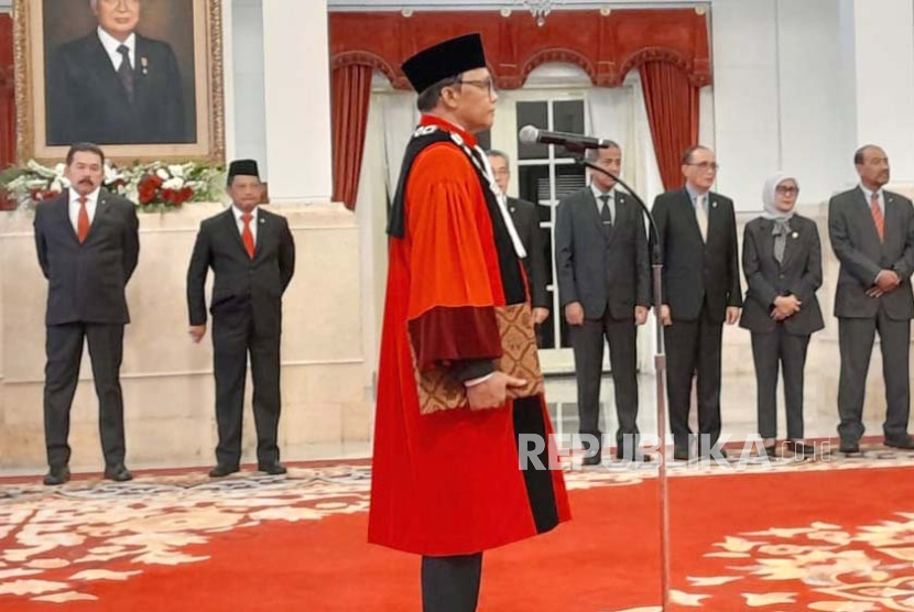 Presiden Joko Widodo (Jokowi) menyaksikan pengucapan sumpah jabatan Ridwan Mansyur sebagai Hakim Mahkamah Konstitusi RI di Istana Negara, Jakarta, Jumat (8/12/2023). 