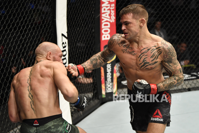  Dustin Poirier (kanan) meninju Conor McGregor dalam pertarungan UFC.