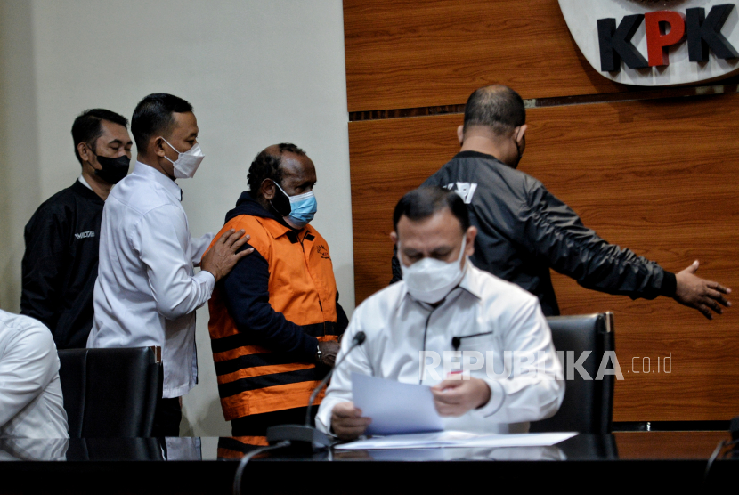 Tersangka mantan Bupati Mamberamo Tengah, Papua, Ricky Ham Pagawak mengenakan rompi tahanan. KPK sudah menyita seluruh aset Bupati Mamberamo Tengah Ricky Ham Pagawak.